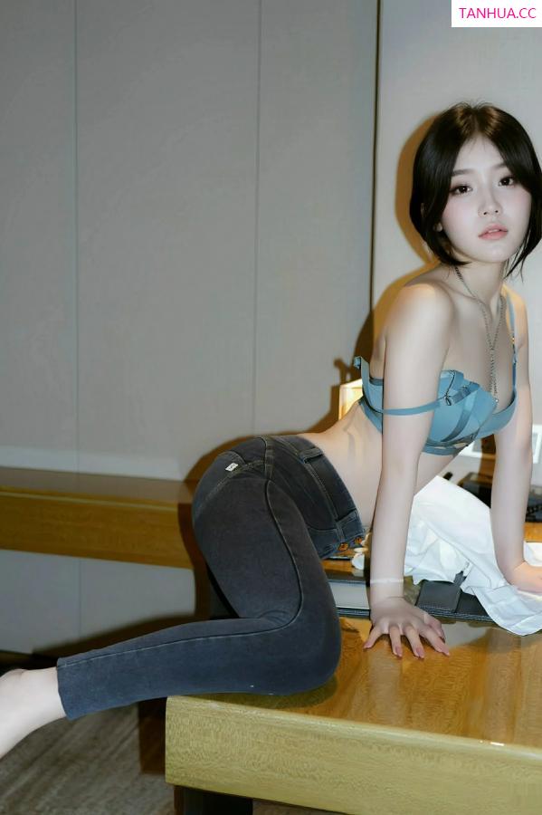 汁汁  [XiuRen]高清写真图 2025.09.19 No.10785 汁汁 性感白T第36张图片